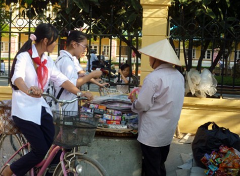 Dù mới là những buổi học đầu tiên của năm học mới nhưng tại các cổng trường đã tái xuất các gánh hàng rong, các cửa hàng buôn bán các loại bánh kẹo Trung Quốc.